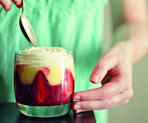 Szamócás pohárkrém pillecukorral