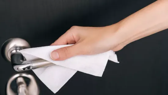 Ezeken a felületeken soha ne használd a nedves törlőkendőt