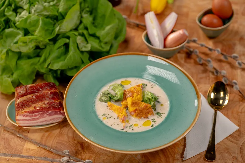 Salátaleves szalonnás tojáslepénnyel
