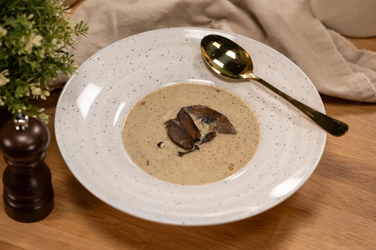 Tejszínes gombakrémleves nyírfaporral