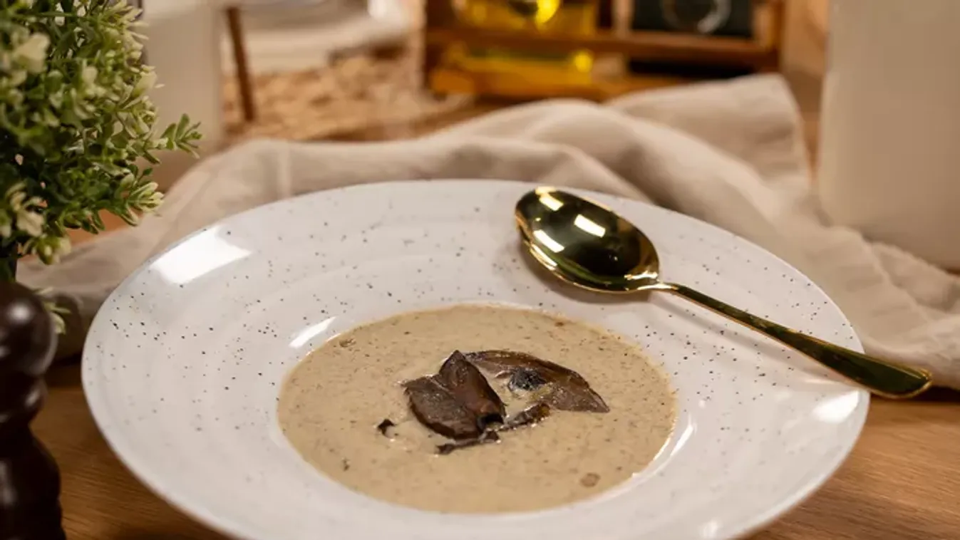 Tejszínes gombakrémleves nyírfaporral