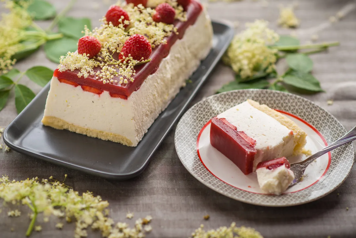 Tavaszi menü: kihagyhatatlan eleme a bodzás-epres panna cotta