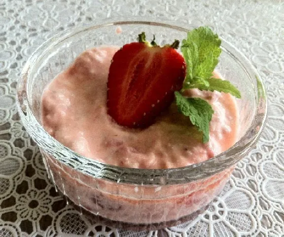 kókusztejszínes epersaláta mentával paleo