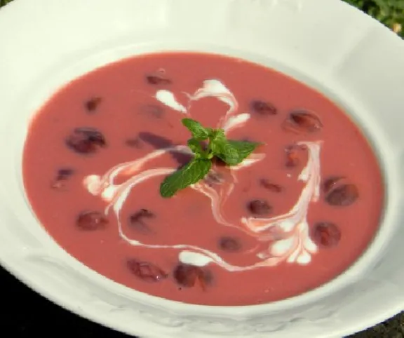 Joghurtos meggyleves ánizzsal