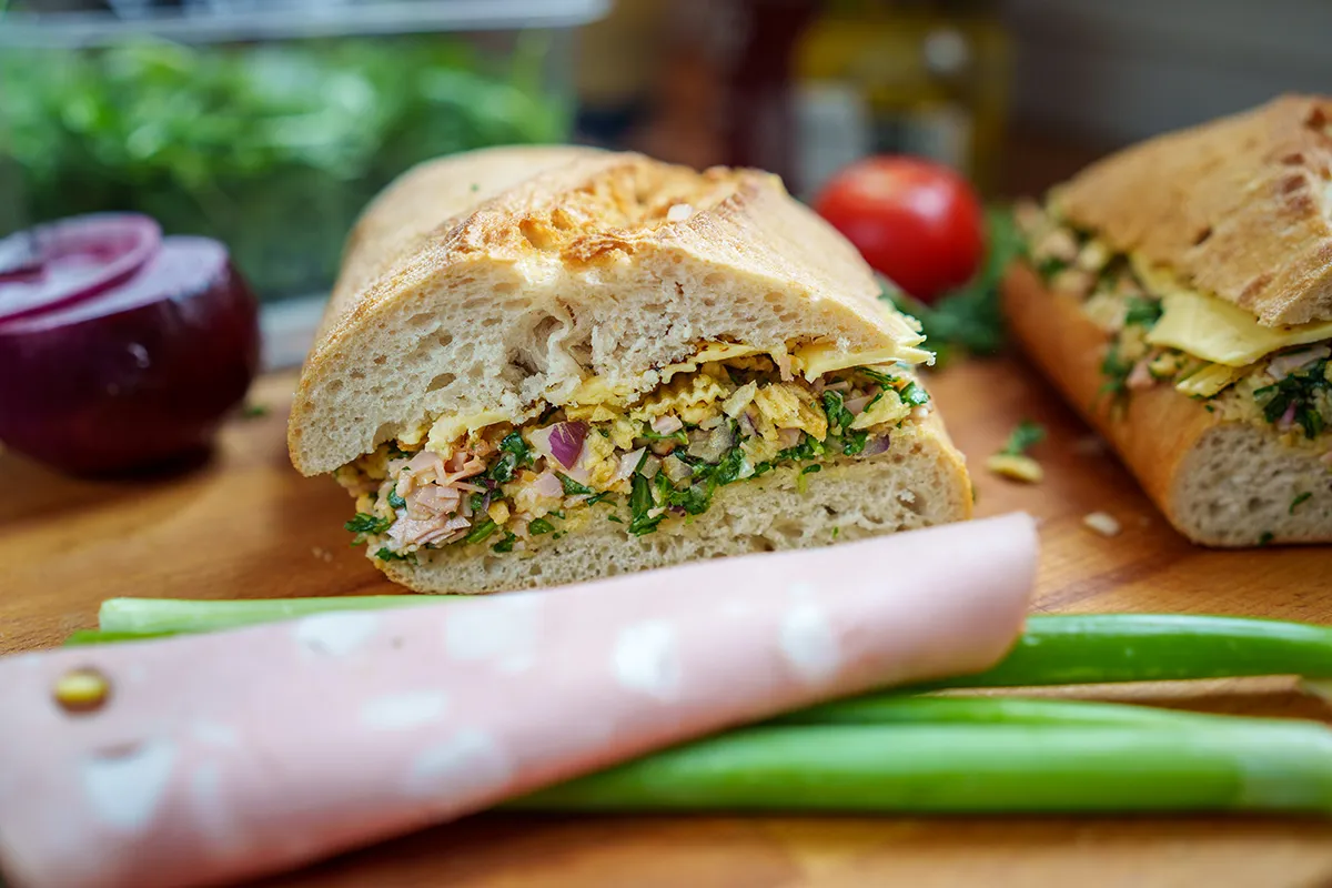 Full cuccos szendvics csipsszel /Fotó: Mindmegette