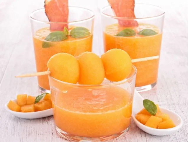 Sárgadinnyeleves bazsalikommal