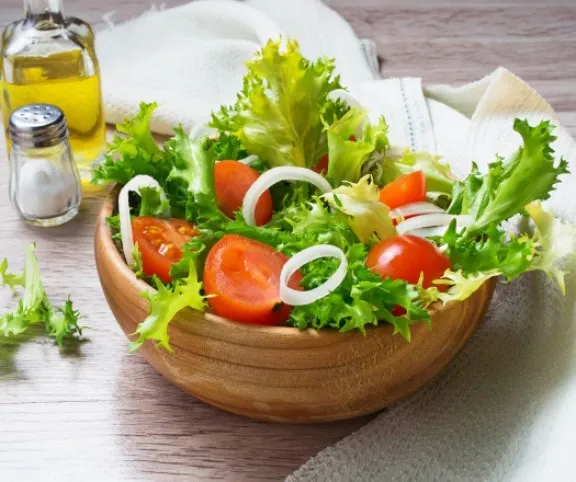 Paradicsomos-avokádós frisée saláta