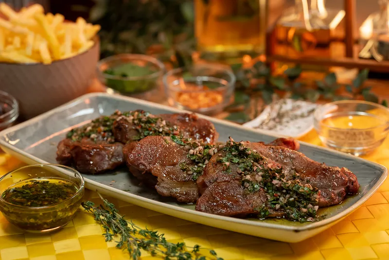 Serpenyőben sült tarja chimichurrival