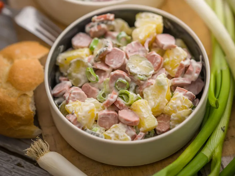 Virslis-újhagymás burgonyasaláta