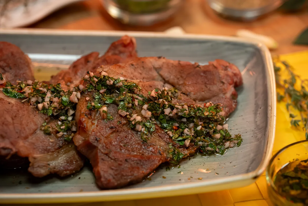 A chimichurri egy népszerű fűszerszósz, amely remekül passzol a sült húsokhoz