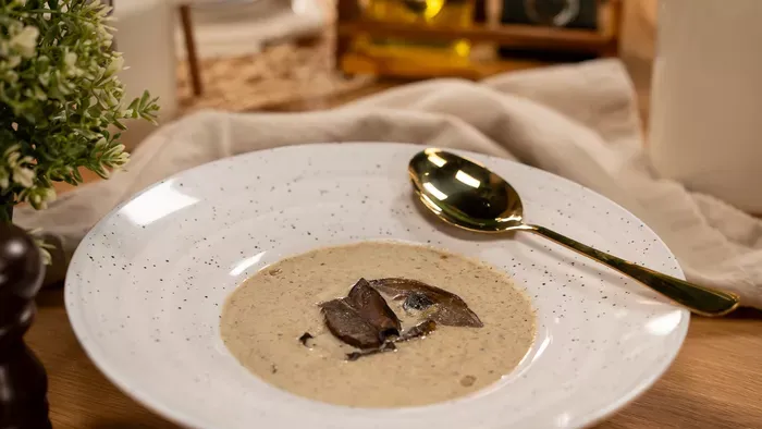 Tejszínes gombakrémleves nyírfaporral