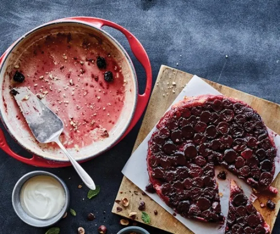 Meggyes tart tatin (fordított meggytorta) fotó: Le Creuset