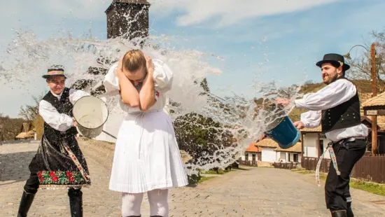Húsvét a világ körül: különleges hagyományok, amelyek összekötik a kultúrákat