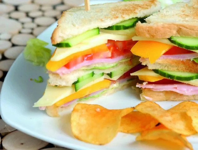 Töltött szendvics gépsonkával és sajttal 