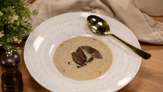 Gombakrémleves kis csavarral: nyírfaporral ízesítettük, te megkóstolnád?