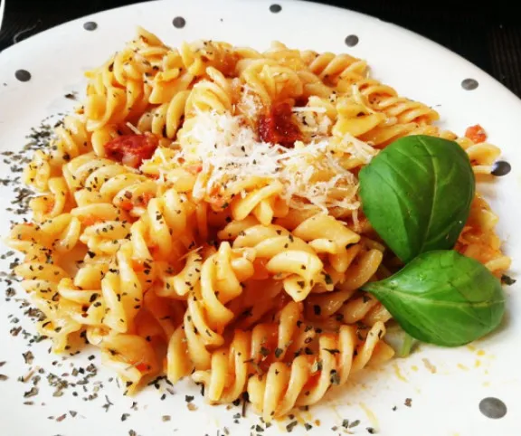 Fusilli kolbászcsipsszel és házi paradicsomszósszal