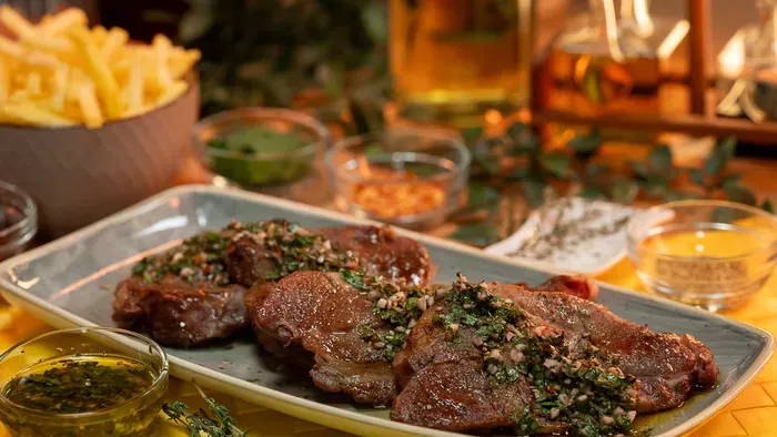 Így készül a legfinomabb serpenyőben sült tarja chimichurrival