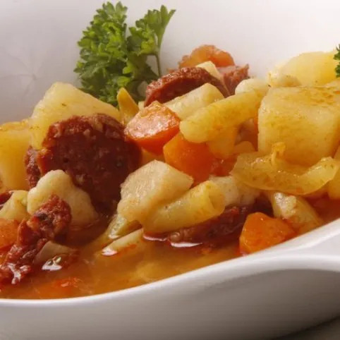 Zöldséges-kolbászos krumplileves