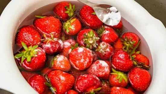 A szódabikarbóna tényleg megtisztítja a vegyszeres gyümölcsöt?
