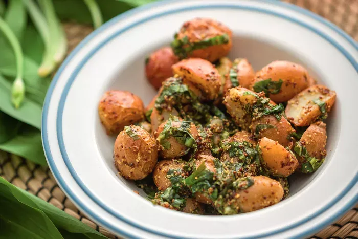 Medvehagymás krumplisaláta (ecetes) recept