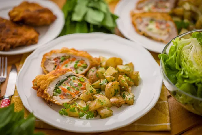 Rántott töltött karaj petrezselymes újburgonyával