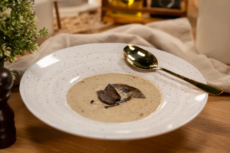 Tejszínes gombakrémleves nyírfaporral