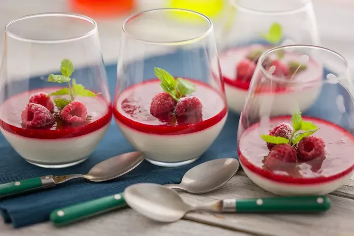 Joghurtos panna cotta málnával