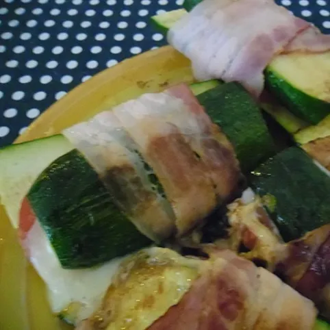 Paradicsomos-sajtos cukkiniszendvics