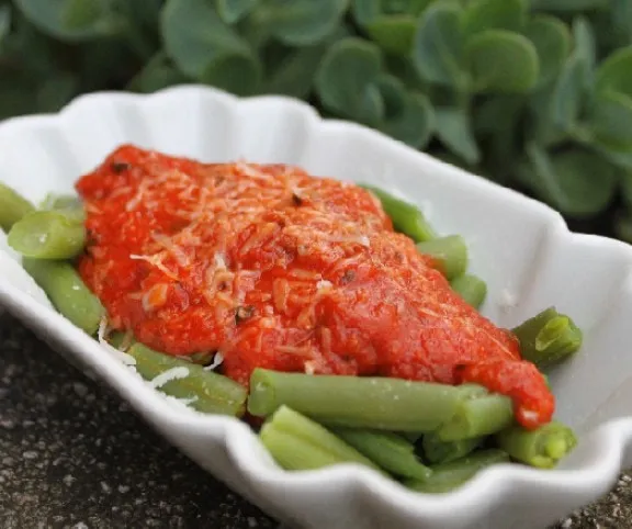 Roppanós zöldbab szardellás-paradicsomraguval