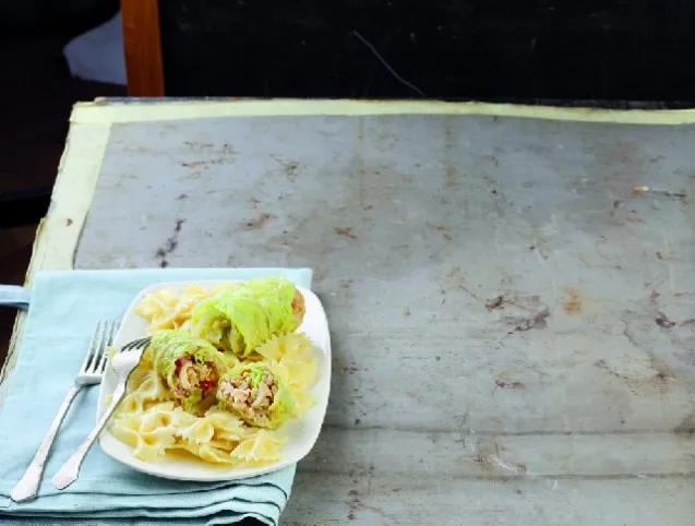 Zöldséges-gerslis csirke kellevélbe töltve