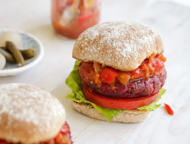 Vöröslencsés-céklás burger