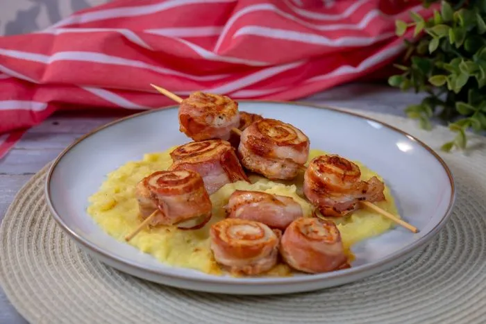 Baconös csirkesaslik sült fokhagymás burgonyapürével