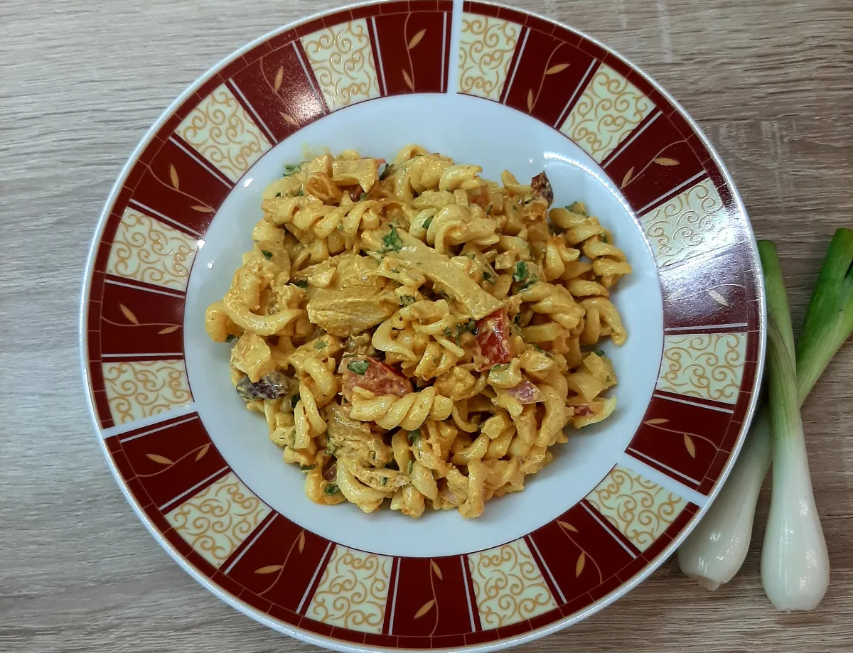 Csirkés-curry tésztasaláta