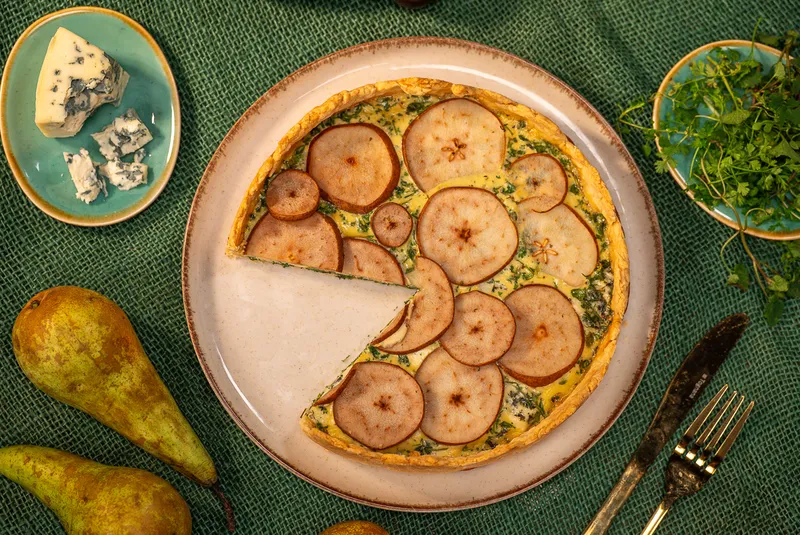 Körtés-kéksajtos quiche vadzöldségekkel 