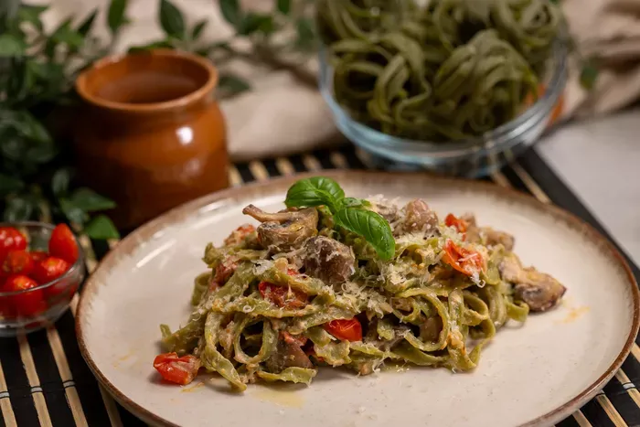 Spenótos, gombás tészta paradicsommal