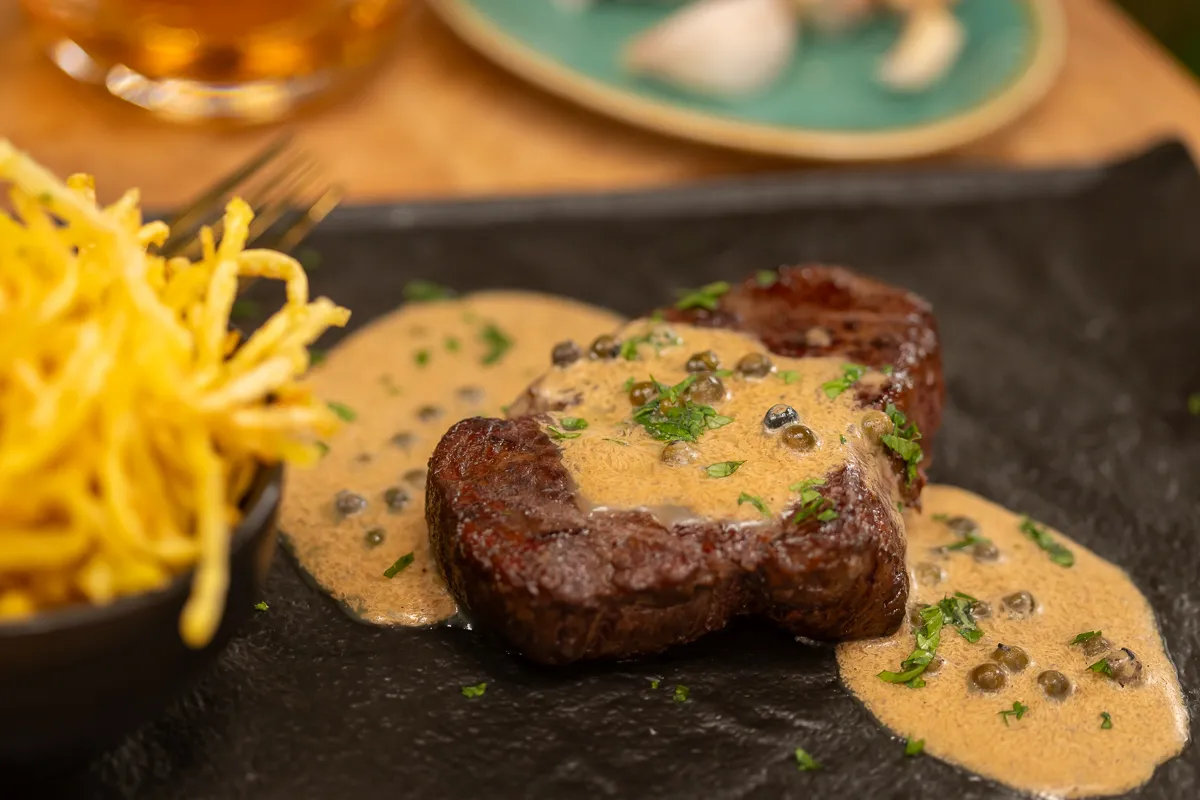 A kurzusokon megtanulhatod, hogyan készül a brazil steak zöldbors-mártással