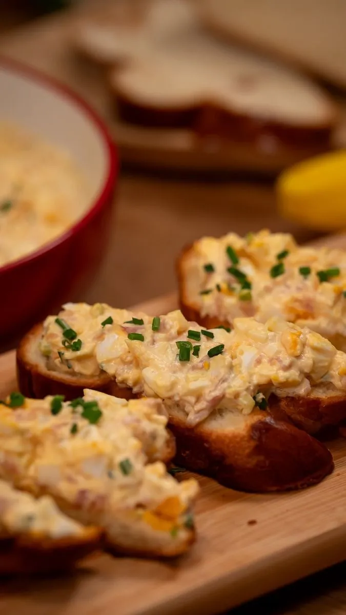 Sonkás-tormás tojáskrém pirított kalácson