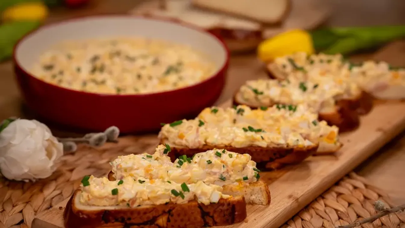 Sonkás-tormás tojáskrém pirított kalácson