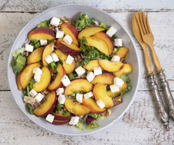 Őszibarackos-fetás-diós saláta