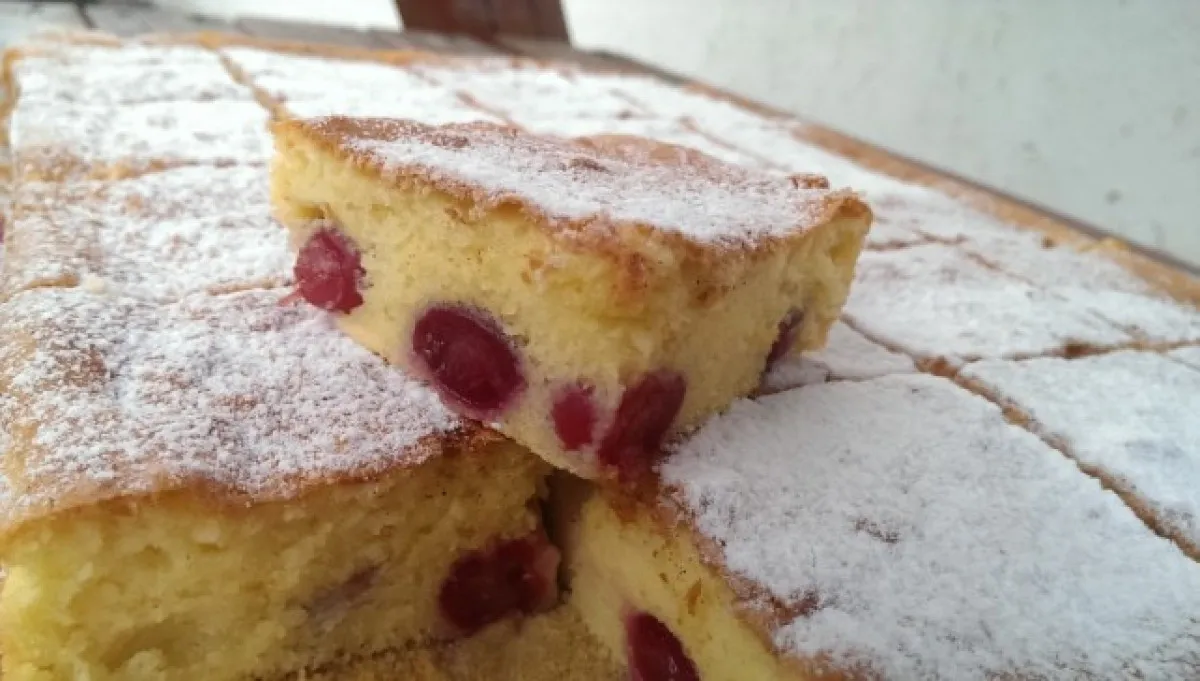 Egyszerű joghurtos-meggyes kocka