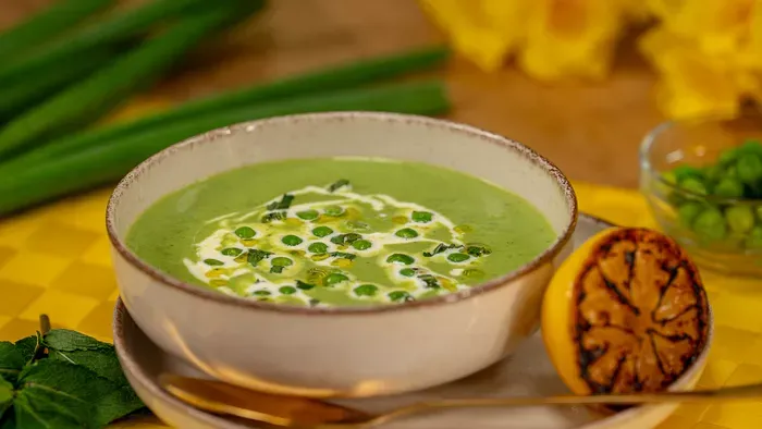 Mentás zöldborsókrémleves grillezett citrommal