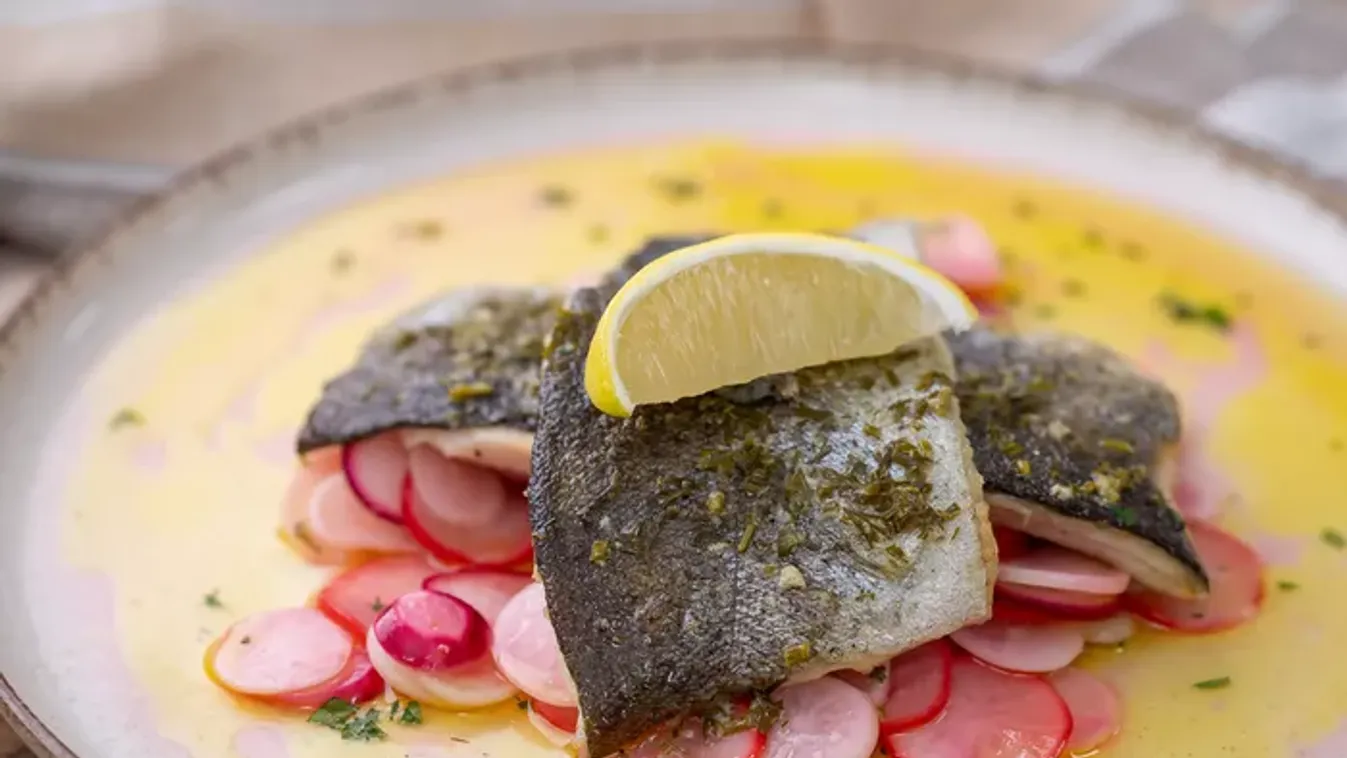 Pisztrángfilé zöldfűszeres vajjal, marinált reteksalátával recept