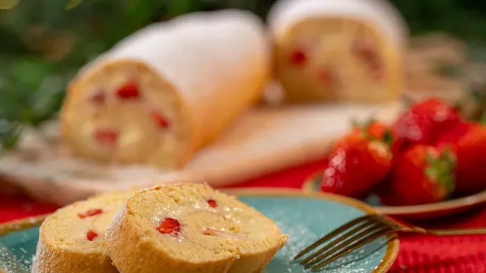 Gluténmentes piskótatekercs vaníliakrémmel és eperrel