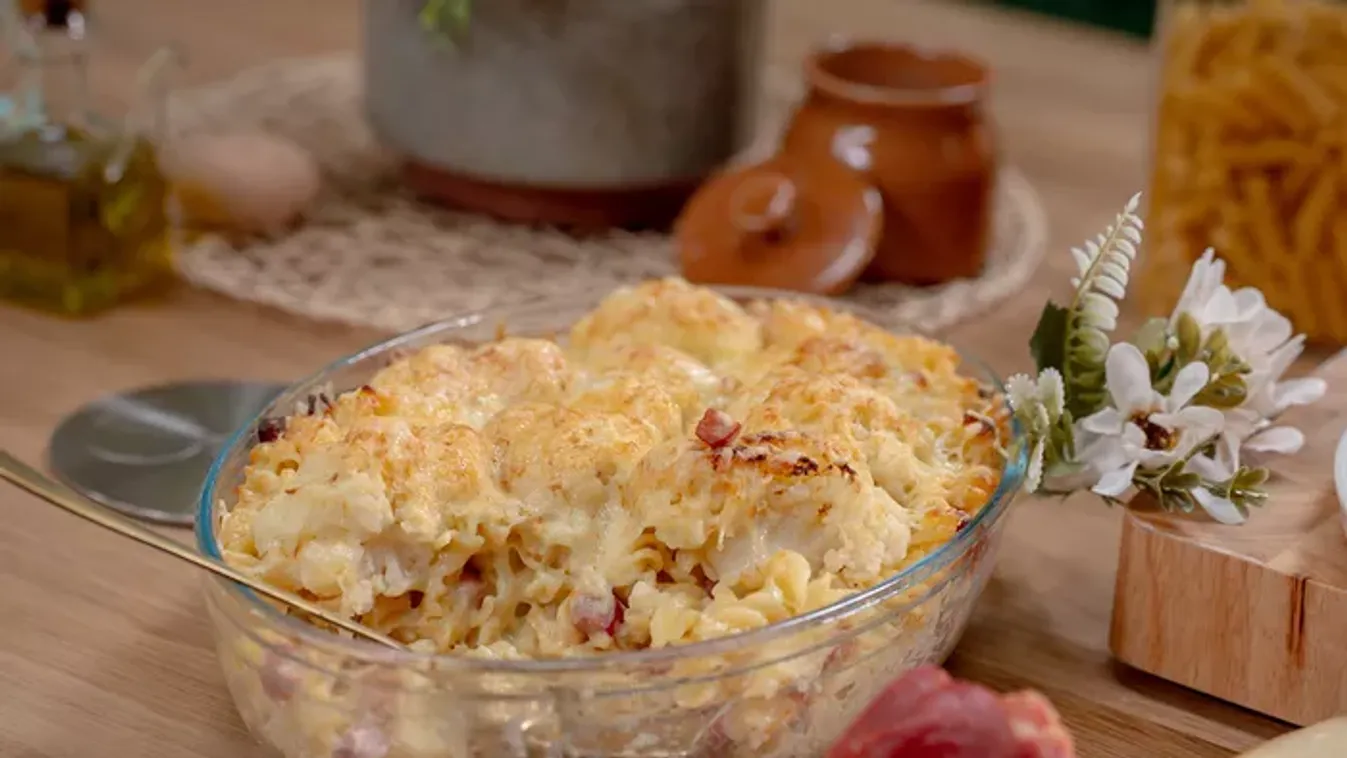 Sajtos-sonkás rakott tészta karfiollal recept