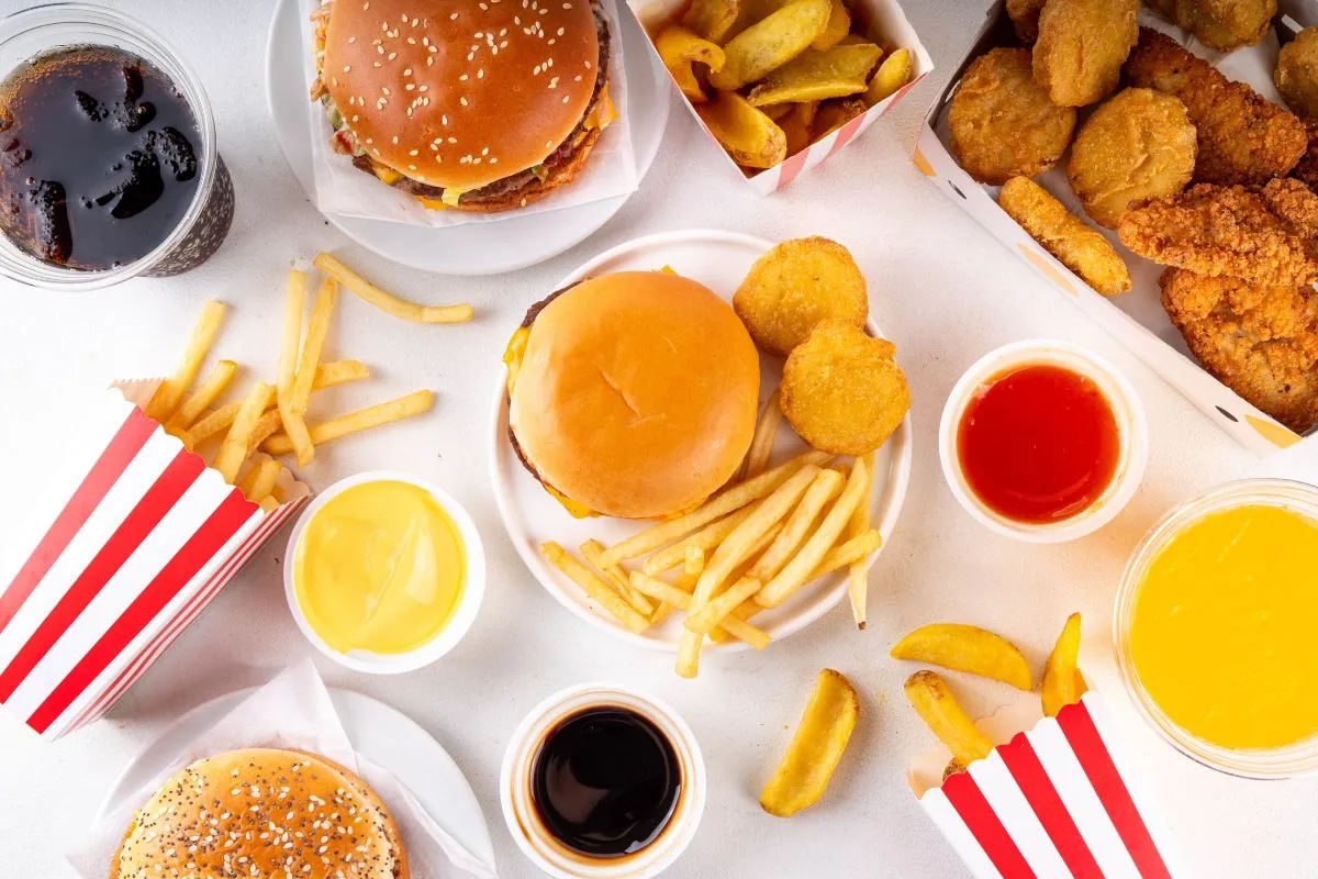 Ultrafeldolgozott ételek: hamburger, üdítő, sült krumpli és snack-ek
