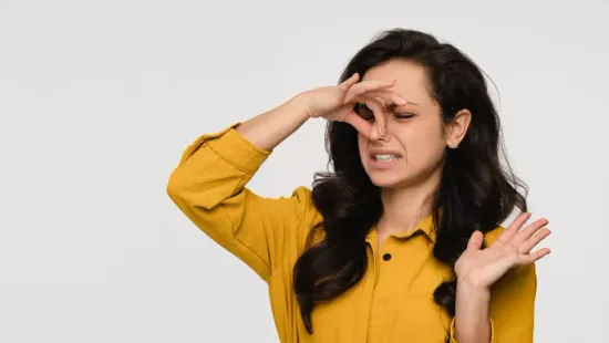 Így tüntethetjük el a kölni szagát a hajunkból, ha nincs idő hajmosásra