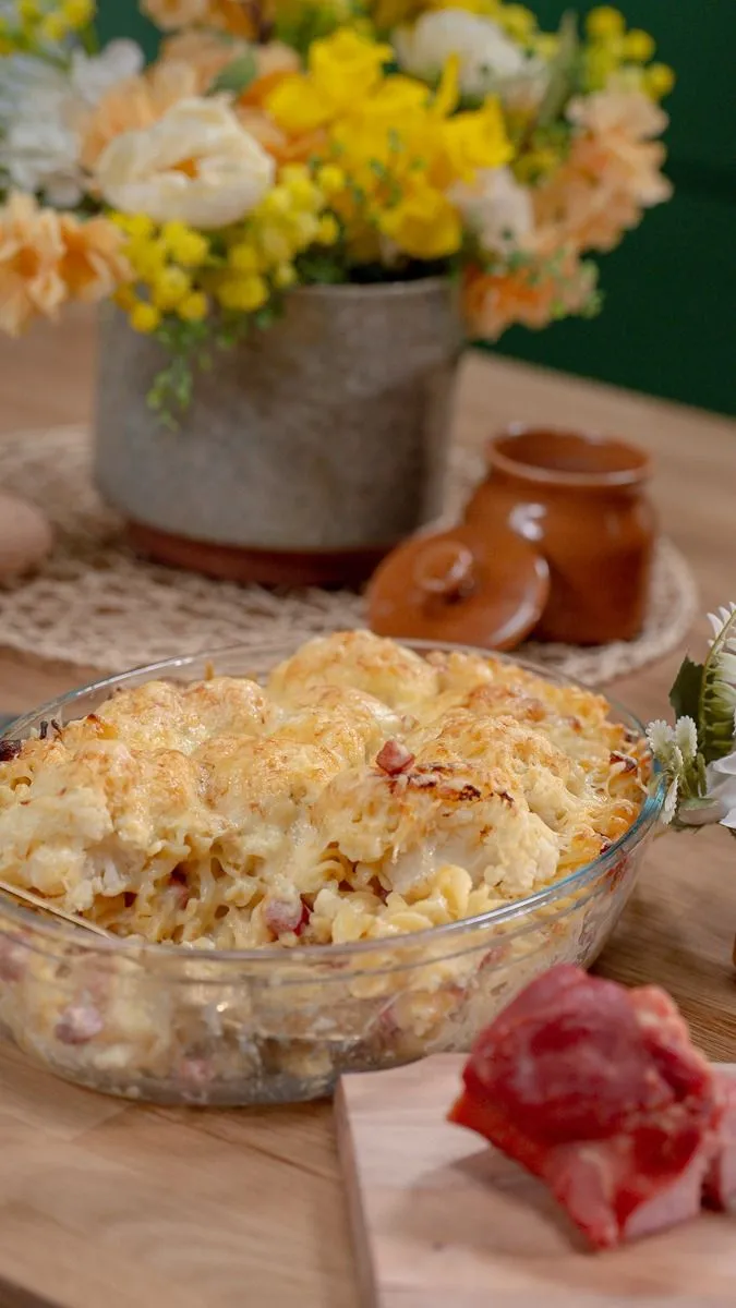 Sajtos-sonkás rakott tészta karfiollal