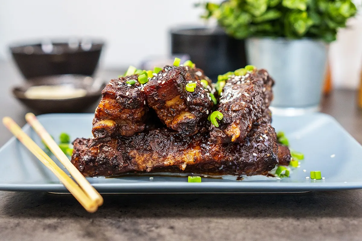 Ázsiai fűszeres, ragacsos oldalas receptje /Fotó: Mindmegette