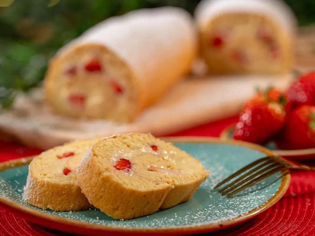 Gluténmentes piskótatekercs vaníliakrémmel és eperrel recept