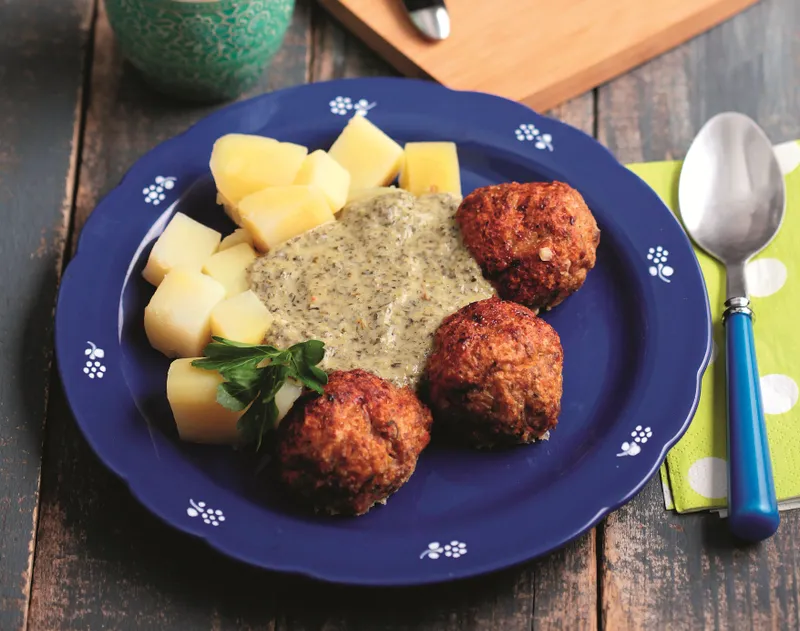 Pulykagombóc sóskamártással és vajas burgonyával